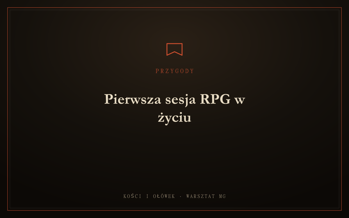 Drewniany stół we wnętrzu wiejskiej chaty, na nim rozłożone kostki, kartki z postaciami i kubek, w tle uchylone drzwi