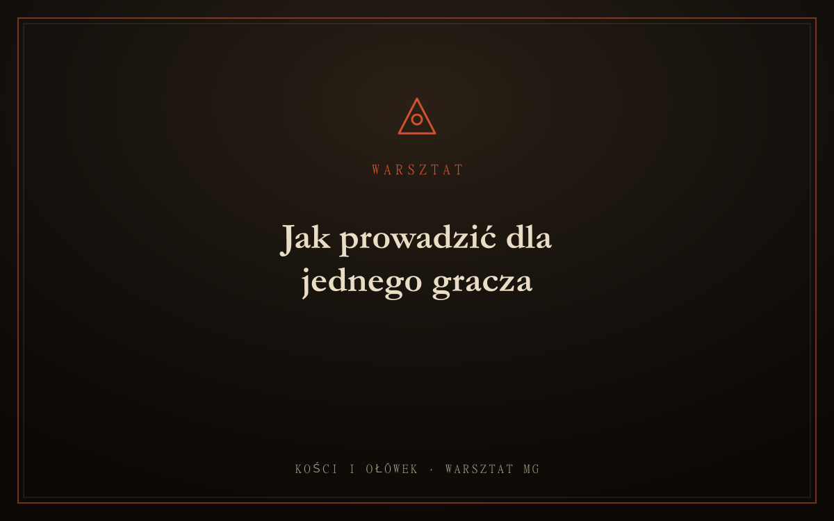 Dwa krzesła przy niewielkim stole w świetle lampy, między nimi kilka kostek i jedna kartka